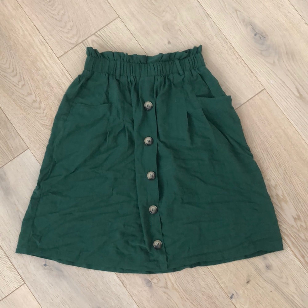 Knee- skirt w/ pockets and buttons. Stretchy elastic on waist.